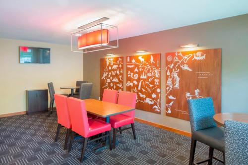 TownePlace Suites by Marriott Portland Hillsboro في هيلزبورو: غرفة طعام مع طاولة وكراسي ملونة