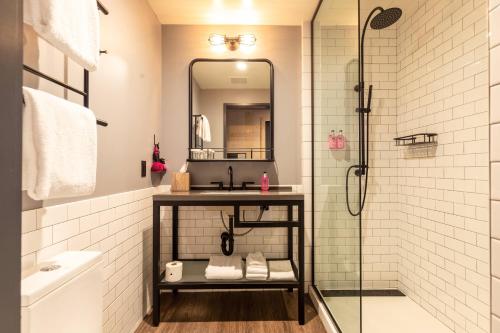 een badkamer met een wastafel en een douche bij Moxy Nashville Downtown in Nashville
