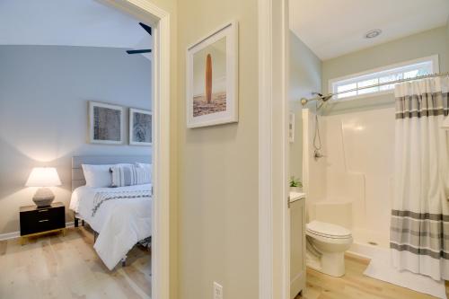 - une chambre avec un lit, des toilettes et une salle de bains dans l'établissement Walk to Ocean Myrtle Beach Home with Pool Access, à Myrtle Beach
