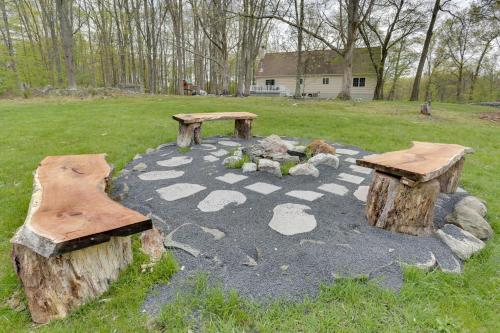 Κήπος έξω από το Pet-Friendly Grand Pine Bush Retreat on 2 Acres!