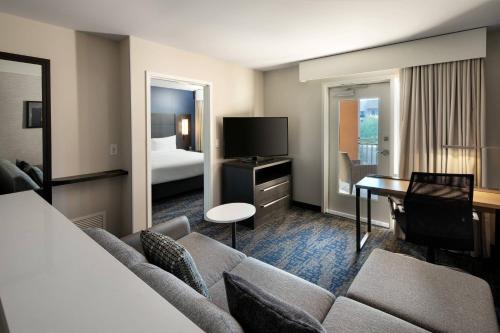 A seating area at Residence Inn by Marriott Scottsdale Salt River