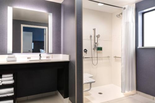 ein Bad mit einem Waschbecken und einer Dusche in der Unterkunft Residence Inn by Marriott Scottsdale Salt River in Scottsdale
