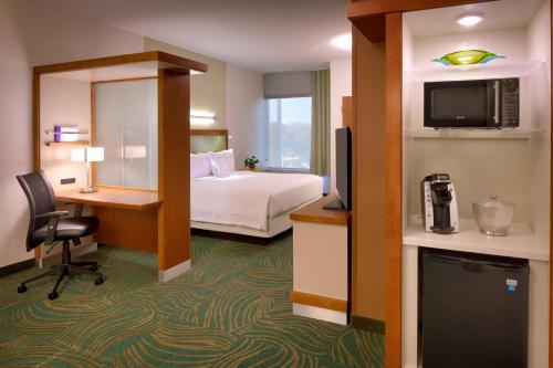 Habitación de hotel con cama y escritorio en SpringHill Suites by Marriott Houston I-45 North, en Houston