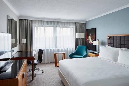 una camera d'albergo con letto e scrivania di Portsmouth Marriott Hotel a Portsmouth