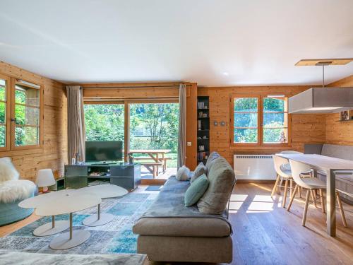 un salon avec un canapé et une table dans l'établissement Appartement cosy, 2 chambres avec terrasse, proche pistes de ski, WIFI - La Clusaz - FR-1-437-86, à La Clusaz