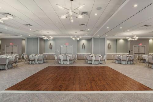 Un restaurante u otro lugar para comer en SpringHill Suites by Marriott Amelia Island