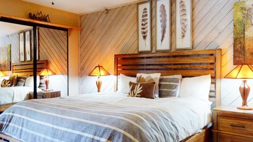 a bedroom with a large bed and two lamps at Aspen Creek #227 condo in Mammoth Lakes