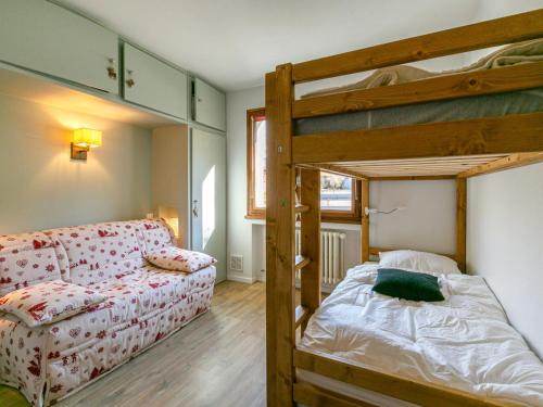 un salon avec un lit superposé et un canapé dans l'établissement Ski aux pieds, 2 chambres, balcon sud, parking, 6 pers - FR-1-437-87, à La Clusaz