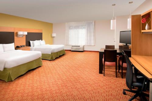 Cette chambre comprend deux lits et un bureau. dans l'établissement TownePlace Suites by Marriott Eagle Pass, à Eagle Pass