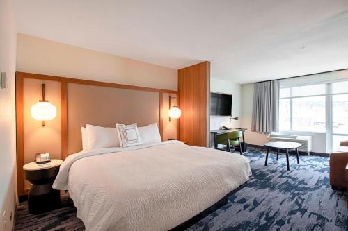 Fairfield Inn & Suites By Marriott Duluth Waterfront في دولوث: غرفة في الفندق مع سرير ومكتب