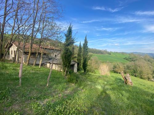 une vieille maison au milieu d'un champ verdoyant dans l'établissement Gamberotti private valley, à Santa Sofia