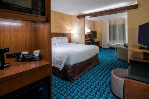 マールボロにあるFairfield Inn & Suites by Marriott Boston Marlborough/Apex Centerのベッドとテレビが備わるホテルルームです。