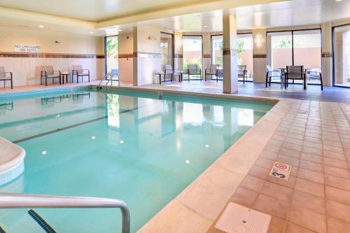 una grande piscina nella hall dell'hotel di Courtyard by Marriott Kokomo a Kokomo