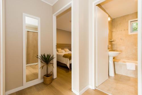 烏斯懷亞的住宿－Casa Dali，一间带水槽的浴室和一张位于客房内的床