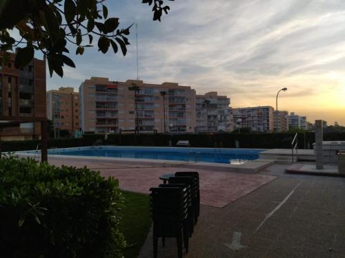 una piscina in una città con edifici alti di Apartamento con vistas al mar a Las Canteras