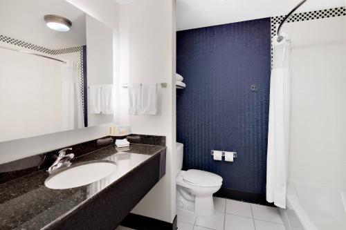y baño con lavabo y aseo. en Fairfield Inn & Suites by Marriott Hobbs, en Hobbs