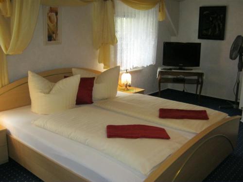 Ένα ή περισσότερα κρεβάτια σε δωμάτιο στο Gästehaus am Schwarzer See