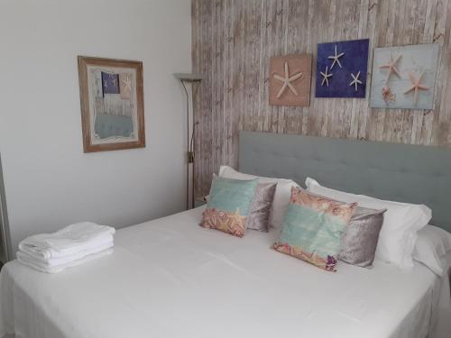 Posteľ alebo postele v izbe v ubytovaní Torre D'Arenas, playa Victoria, piscina y parking