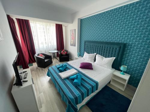 ママイアにあるSummerland SEAVIEW COZYのベッドルーム1室(大型ベッド1台、青いヘッドボード付)