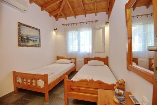 1 dormitorio con 2 camas y mesa en Amaltheia en Agios Dimitrios