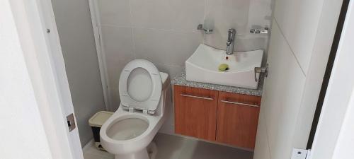 a small bathroom with a toilet and a sink at Bonito departamento en planta baja en Manzanillo con Alberca in Manzanillo