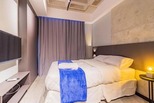 a hotel room with a bed and a tv at TOLIVE One Housi Recife by Carpediem in Recife