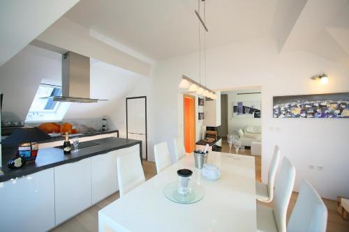 Dapur atau dapur kecil di GOLOB Apartment Kranjska Gora