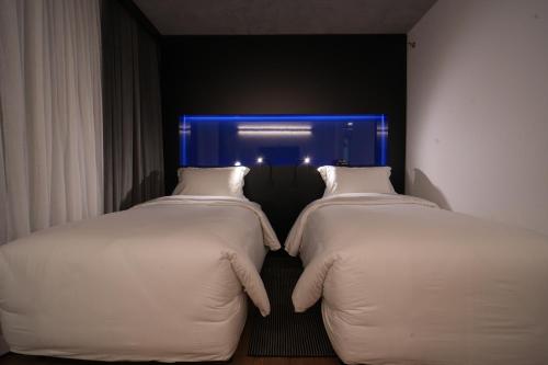 two beds sitting next to each other in a room at Park Plaza Moinhos Porto Alegre in Porto Alegre