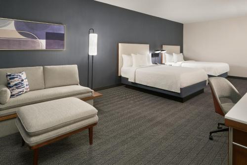 A bed or beds in a room at Courtyard by Marriott Toronto Markham