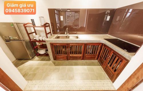 a kitchen with a sink and a refrigerator at Villa Đà Lạt Khởi Nghĩa Bắc Sơn Gần Hồ Xuân Hương Gần Chợ Đêm - KNBS Lana in Xuan An