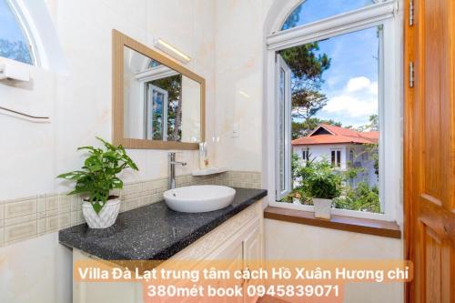 łazienka z umywalką i oknem w obiekcie Villa Đà Lạt Khởi Nghĩa Bắc Sơn Gần Hồ Xuân Hương Gần Chợ Đêm - KNBS Lana w mieście Xuan An