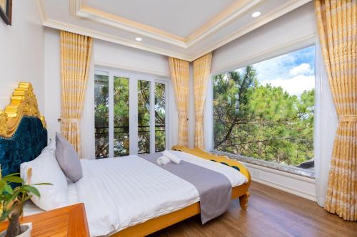 a bedroom with a bed and a large window at Villa Đà Lạt Khởi Nghĩa Bắc Sơn Gần Hồ Xuân Hương Gần Chợ Đêm - KNBS Lana in Xuan An