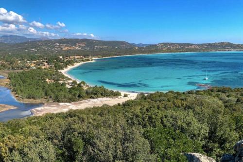 een luchtzicht op een strand en de oceaan bij SanCiprianu à 5minutes de la plage in Lecci