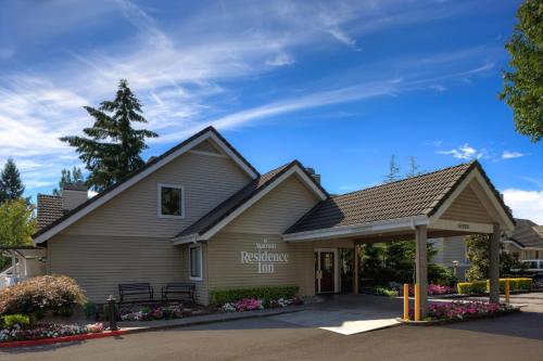 ein Gebäude mit einem Schild, das Krankenhausgasthaus liest in der Unterkunft Residence Inn by Marriott Seattle/Bellevue in Bellevue