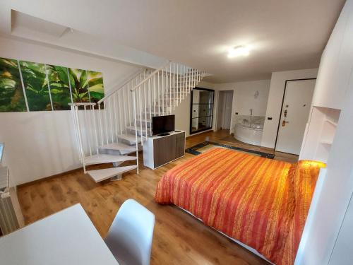 um quarto com uma cama e uma escada em espiral em Appartamento privato con jacuzzi em Legnano