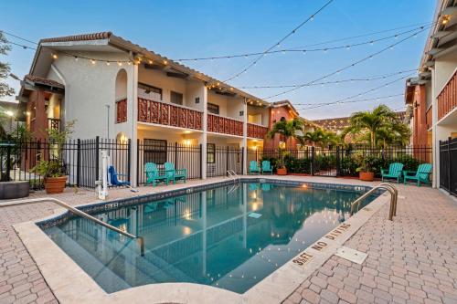 uma piscina em frente a uma casa em Clarion Pointe Tampa-Brandon Near Fairgrounds and Casino em Tampa