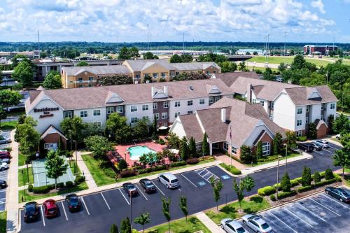 una vista aerea di un hotel con auto parcheggiate in un parcheggio di Residence Inn by Marriott Memphis Southaven a Southaven