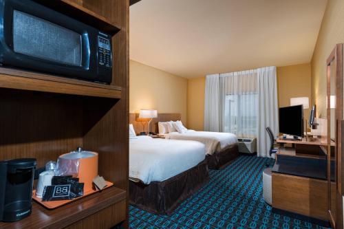 een hotelkamer met 2 bedden en een televisie bij Fairfield Inn & Suites by Marriott Corpus Christi Aransas Pass in Aransas Pass