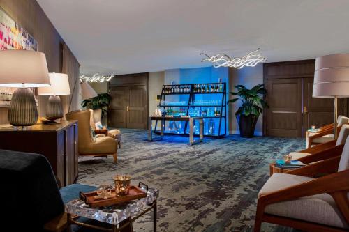 uma sala de estar com um sofá e uma mesa em Renaissance Fort Lauderdale Cruise Port Hotel em Fort Lauderdale