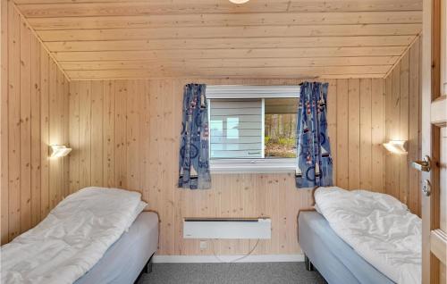Spodsbjergにある2 Bedroom Beautiful Home In Rudkbingの窓付きの小さな部屋のベッド2台