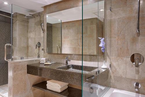 uma casa de banho com um lavatório e um chuveiro em Sheraton Tunis Hotel em Tunes