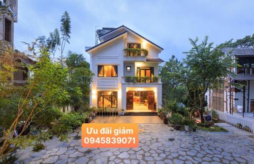 a house with a sign in front of it at Villa Đà Lạt Khởi Nghĩa Bắc Sơn Gần Hồ Xuân Hương Gần Chợ Đêm - KNBS Lana in Xuan An