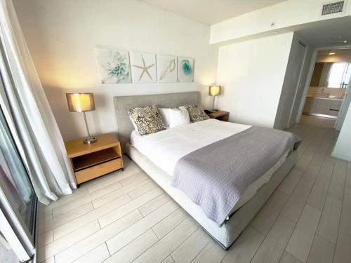 1 dormitorio con 1 cama grande y 2 lámparas en las mesas en Miami Beach 1B 1B Incredible View apartment with Kitchen, en Hallandale Beach
