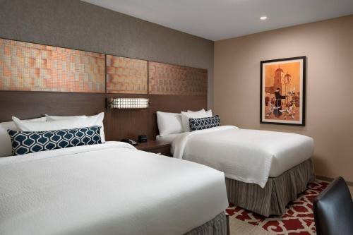 um quarto de hotel com duas camas num quarto em Residence Inn by Marriott Santa Barbara Goleta em Santa Bárbara