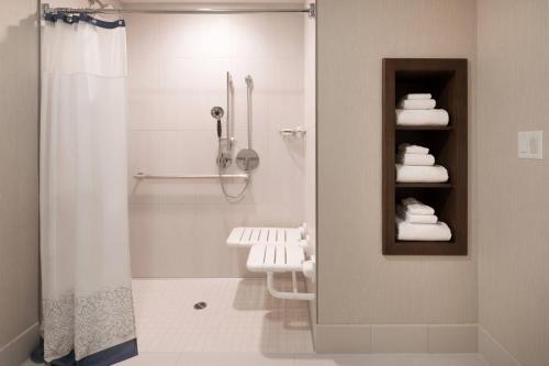 サンタバーバラにあるResidence Inn by Marriott Santa Barbara Goletaの白いバスルーム(シャワー、シンク付)