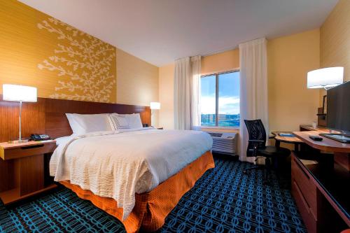 レブンワースにあるFairfield Inn & Suites by Marriott Leavenworthのベッド、デスク、テレビが備わるホテルルームです。