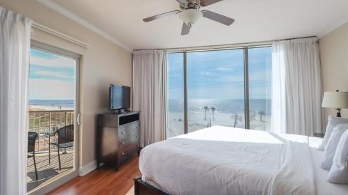1 dormitorio con cama y ventana grande en Sea Breeze 305, en Biloxi