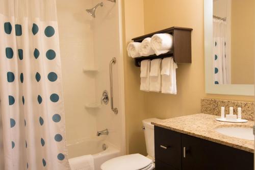 een badkamer met een douche, een toilet en een wastafel bij TownePlace Suites by Marriott Lincoln North in Lincoln