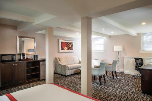 Habitación de hotel con escritorio y sala de estar. en Fairfield Inn & Suites by Marriott Keene Downtown, en Keene