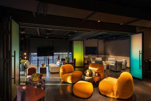Ruang duduk di Moxy Downtown Los Angeles